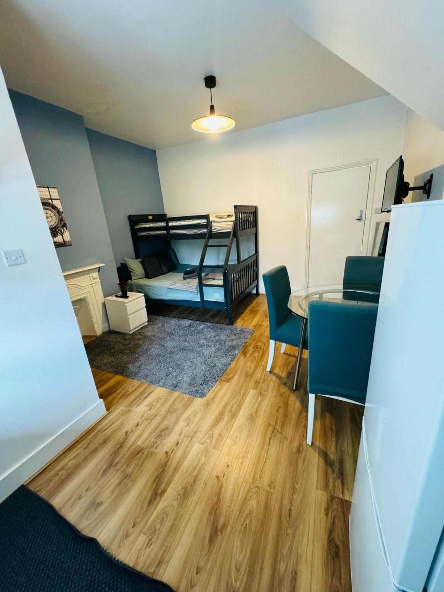 London Guest Studios 8 Экстерьер фото
